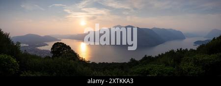 Panorama al tramonto sul Lago d'Iseo a Lombary, Italia d'estate Foto Stock