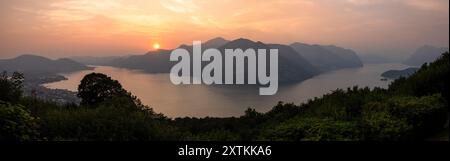 Panorama al tramonto sul Lago d'Iseo a Lombary, Italia d'estate Foto Stock