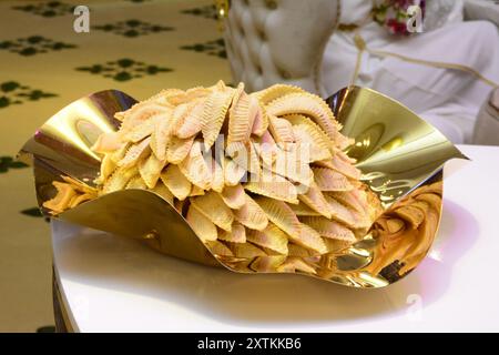 Dolci fatti in casa da corna di gazzelle per Ramadan. Dettaglio primo piano di Kaab El Ghazal appena sfornato, un dolce marocchino noto anche come corna di gazzelle, Hala Foto Stock