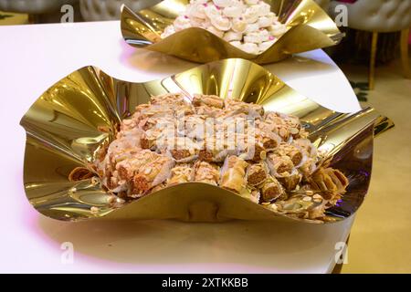 Dolci fatti in casa da corna di gazzelle per Ramadan. Dettaglio primo piano di Kaab El Ghazal appena sfornato, un dolce marocchino noto anche come corna di gazzelle, Hala Foto Stock