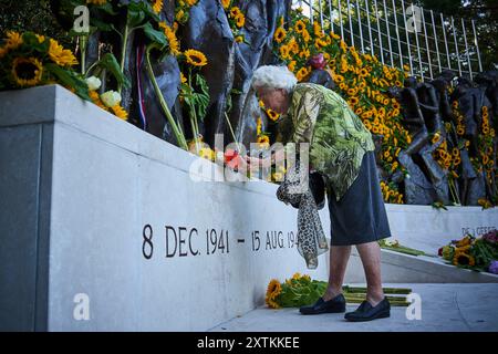 L'AIA - le vittime dell'occupazione giapponese delle ex Indie Orientali olandesi sono commemorate nel monumento delle Indie. È la terza volta che la commemorazione nazionale del 15 agosto 1945 si svolge nelle ore serali. ANP PHIL NIJHUIS netherlands Out - belgio Out Foto Stock