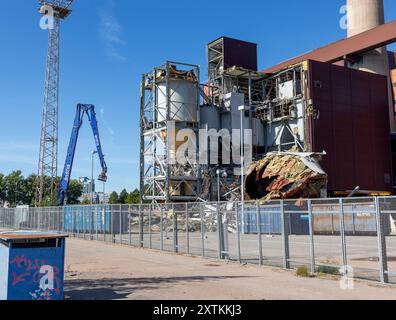 Un edificio dismesso della centrale elettrica di Hanasaari è stato demolito nell'agosto 2024. Foto Stock