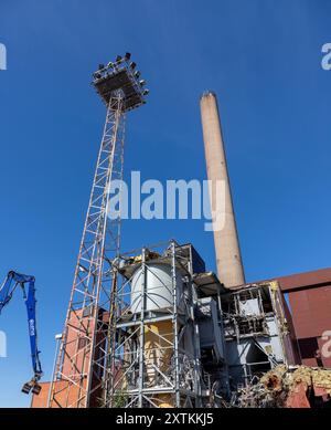 Un edificio dismesso della centrale elettrica di Hanasaari è stato demolito nell'agosto 2024. Foto Stock