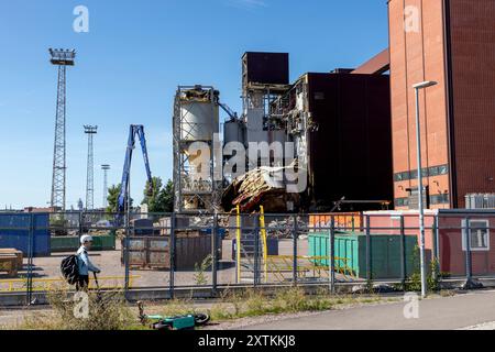 Un edificio dismesso della centrale elettrica di Hanasaari è stato demolito nell'agosto 2024. Foto Stock