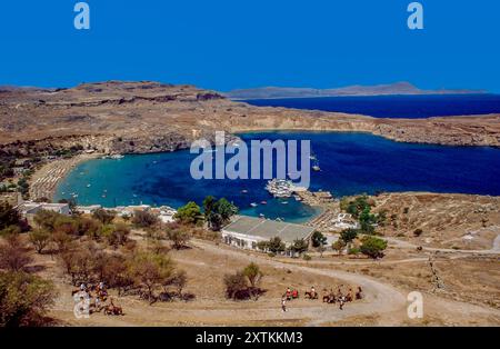 Splendida giornata con vista sulla spiaggia principale di Lindos sull'isola di Rodi in Grecia. Europa Foto Stock