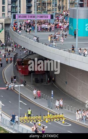 Londra, Regno Unito. 15 agosto 2024. I fan di Taylor Swift ('Swifties') fanno la fila fuori dal Wembley Stadium prima dei concerti di agosto del Taylor Swift's Eas Tour. Taylor Swift si è esibita per tre notti a giugno e suonerà altre cinque notti a partire dal 15 agosto. Si dice che la sicurezza sia stata aumentata in seguito alla cancellazione dei concerti del cantante a Vienna a causa di sospette minacce terroristiche. Crediti: Stephen Chung / Alamy Live News Foto Stock