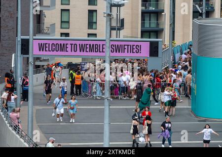 Londra, Regno Unito. 15 agosto 2024. I fan di Taylor Swift ('Swifties') fanno la fila fuori dal Wembley Stadium prima dei concerti di agosto del Taylor Swift's Eas Tour. Taylor Swift si è esibita per tre notti a giugno e suonerà altre cinque notti a partire dal 15 agosto. Si dice che la sicurezza sia stata aumentata in seguito alla cancellazione dei concerti del cantante a Vienna a causa di sospette minacce terroristiche. Crediti: Stephen Chung / Alamy Live News Foto Stock