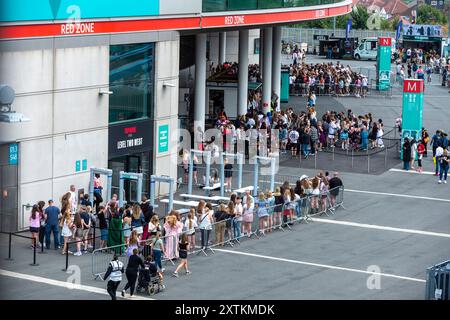 Londra, Regno Unito. 15 agosto 2024. Metal detector come Taylor Swift Fans ('Swifties') fanno la fila fuori dallo stadio di Wembley prima dei concerti di agosto del tour di Taylor Swift. Taylor Swift si è esibita per tre notti a giugno e suonerà altre cinque notti a partire dal 15 agosto. Si dice che la sicurezza sia stata aumentata in seguito alla cancellazione dei concerti del cantante a Vienna a causa di sospette minacce terroristiche. Crediti: Stephen Chung / Alamy Live News Foto Stock