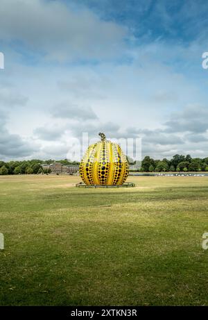 La zucca di Yayoi Kusama a Kensington Gardens Londra Regno Unito Foto Stock