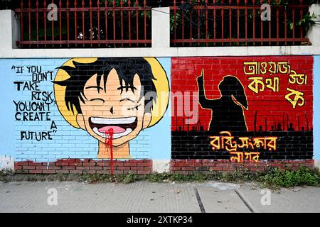 Una vista degli studenti dipingono graffiti su un muro lungo una strada per esprimere le loro voci dopo la caduta dell'ex primo ministro del Bangladesh Sheikh Hasina a Dhaka, Bangladesh, il 15 agosto 2024 Foto Stock