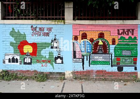 Una vista degli studenti dipingono graffiti su un muro lungo una strada per esprimere le loro voci dopo la caduta dell'ex primo ministro del Bangladesh Sheikh Hasina a Dhaka, Bangladesh, il 15 agosto 2024 Foto Stock
