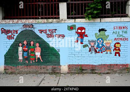 Una vista degli studenti dipingono graffiti su un muro lungo una strada per esprimere le loro voci dopo la caduta dell'ex primo ministro del Bangladesh Sheikh Hasina a Dhaka, Bangladesh, il 15 agosto 2024 Foto Stock