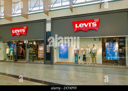 Il famoso marchio di abbigliamento americano Levi's Shop Front Fashion Outlet, centro commerciale Barakaldo Basque Country, Spagna Foto Stock