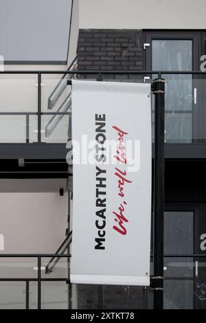 Striscione McCarthy Stone presso la costruzione di nuovi appartamenti per pensionati, Stratford-upon-Avon, Warwickshire, Inghilterra, Regno Unito Foto Stock
