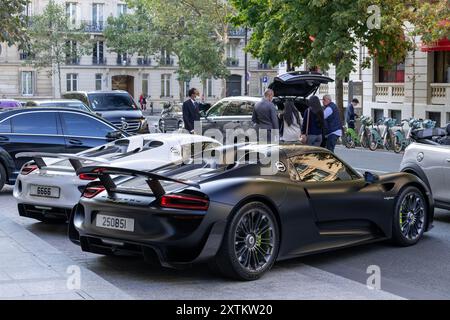 Parigi, Francia - Vista su due Porsche 918 Spyder parcheggiate in una strada parigina di fronte a un palazzo. Foto Stock