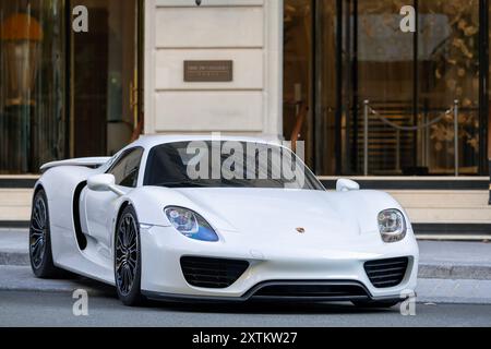 Parigi, Francia - Vista su una Porsche 918 Spyder bianca parcheggiata su una strada parigina. Foto Stock