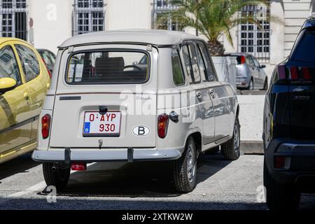 Vista su una Renault 4 TL Savane beige parcheggiata su una strada. Foto Stock