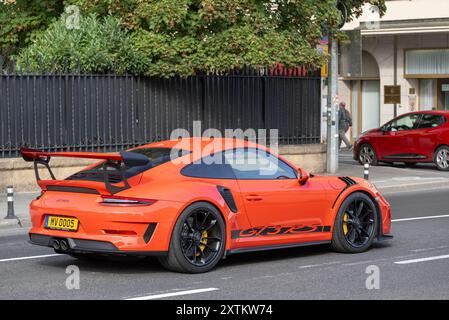 Città di Lussemburgo, Lussemburgo - Vista su una Porsche 991 GT3 RS MkII arancione che guida su strada. Foto Stock