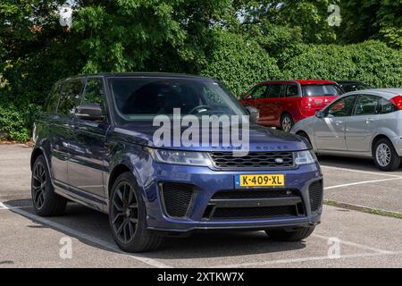 Nancy, Francia - Vista su una Land Rover Range Rover Sport SVR blu parcheggiata in un parcheggio. Foto Stock