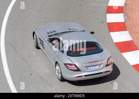 Monte Carlo, Monaco - Vista su una Mercedes-Benz SLR McLaren grigia che guida su strada nel tornante Fairmont. Foto Stock