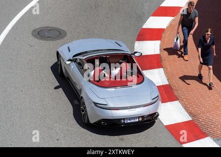 Monte Carlo, Monaco - Vista su una Aston Martin DB11 volante grigia che guida sul tornante Fairmont. Foto Stock