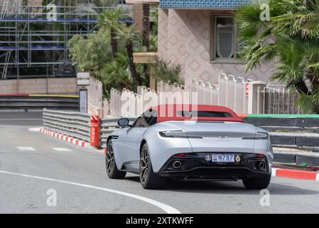 Monte Carlo, Monaco - Vista su una Aston Martin DB11 volante grigia che guida sul tornante Fairmont. Foto Stock