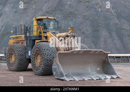 Raon-l'Étape, Francia - Vista su una pala gommata gialla Komatsu WA800-3 in una cava di pietra. Foto Stock