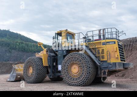 Raon-l'Étape, Francia - Vista su una pala gommata gialla Komatsu WA800-3 in una cava di pietra. Foto Stock