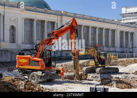 Nancy, Francia - Vista su un escavatore gommato arancione CAT M317F per lavori di terra in cantiere. Foto Stock