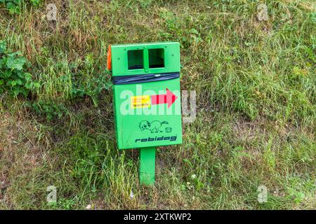 Cestino con dispenser per sacchetti per cani. Via Visura, Bergün Filisur, Grigioni, Svizzera Foto Stock