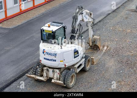 Città di Lussemburgo, Lussemburgo - Vista su un escavatore gommato bianco Komatsu PW118MR per lavori in terra in cantiere Foto Stock