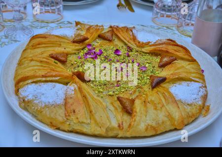 Torta marocchina ripiena di pesce o pollo, servita in occasione di matrimoni e occasioni marocchini Foto Stock