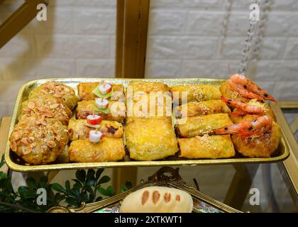 Torta marocchina ripiena di pesce o pollo, servita in occasione di matrimoni e occasioni marocchini Foto Stock