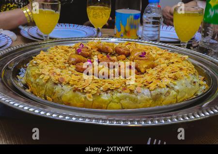 Torta marocchina ripiena di pesce o pollo, servita in occasione di matrimoni e occasioni marocchini Foto Stock