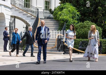 L'attore Martin Sheen, dalla terza sinistra, il presidente degli Stati Uniti Joe Biden, l'attrice Melissa Fitzgerald, e Mary McCormack escono dalla Casa Bianca a Washington, DC, USA, giovedì 15 agosto, 2024. Biden tornerà sul percorso della campagna elettorale navigando in una strana e amara dinamica: come passare dal candidato presidenziale in carica all'uomo di propaganda per il vicepresidente Kamala Harris. Foto di Anna Rose Layden/Pool/ABACAPRESS. COM credito: Abaca Press/Alamy Live News Foto Stock