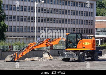 Nancy, Francia - Vista su un escavatore gommato arancione CAT M317F per lavori di terra in cantiere. Foto Stock