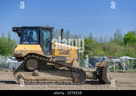 Nancy, Francia - Vista su un bulldozer giallo CAT D5 per lavori in terra in cantiere. Foto Stock