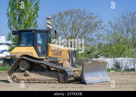 Nancy, Francia - Vista su un bulldozer giallo CAT D5 per lavori in terra in cantiere. Foto Stock