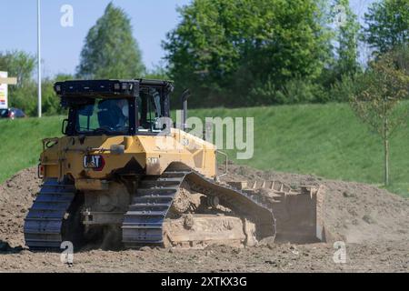 Nancy, Francia - Vista su un bulldozer giallo CAT D5 per lavori in terra in cantiere. Foto Stock