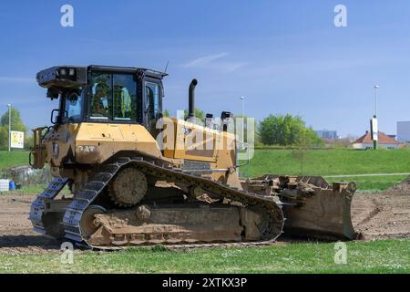 Nancy, Francia - Vista su un bulldozer giallo CAT D5 per lavori in terra in cantiere. Foto Stock