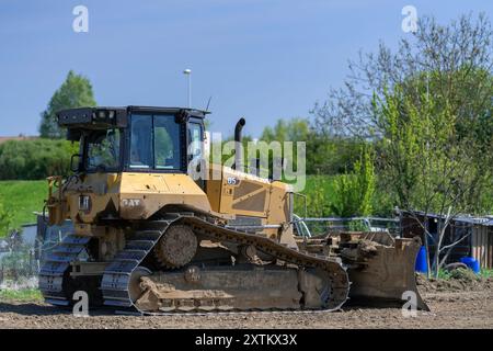 Nancy, Francia - Vista su un bulldozer giallo CAT D5 per lavori in terra in cantiere. Foto Stock