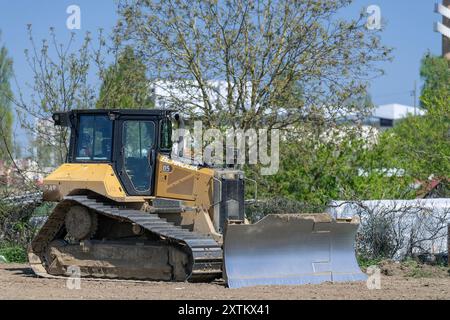 Nancy, Francia - Vista su un bulldozer giallo CAT D5 per lavori in terra in cantiere. Foto Stock