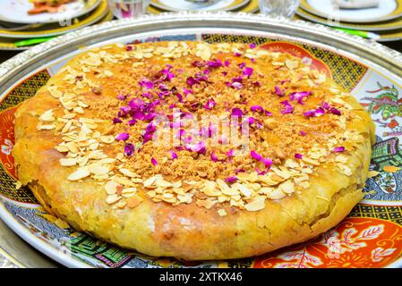 Torta marocchina ripiena di pesce o pollo, servita in occasione di matrimoni e occasioni marocchini Foto Stock