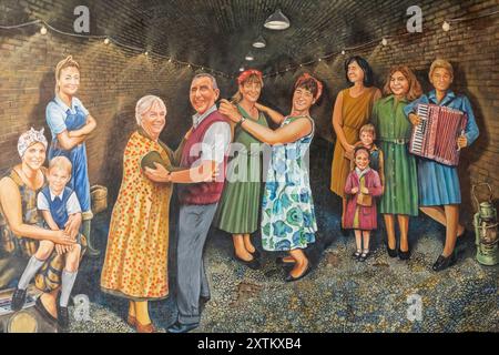 Inghilterra, Kent, Thanet, Ramsgate, Ramsgate Tunnels, opera dell'artista Stephen Beech che raffigura le famiglie che si rifugiano nei tunnel durante la seconda guerra mondiale Foto Stock