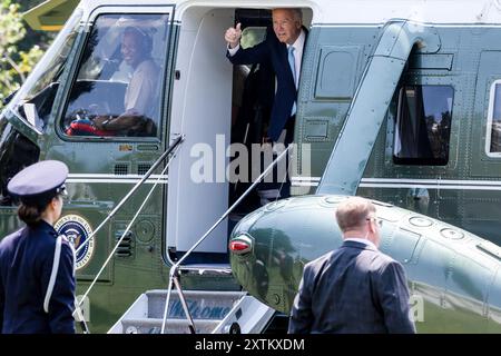 Washington, Stati Uniti. 15 agosto 2024. Il presidente DEGLI STATI UNITI Joe Biden salpa a bordo di Marine One a Washington DC giovedì 15 agosto 2024. Biden tornerà alla campagna elettorale per il vicepresidente Kamala Harris. Foto di Anna Rose Layden/UPI credito: UPI/Alamy Live News Foto Stock