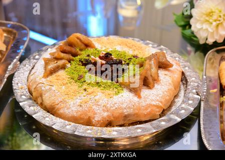 Torta marocchina ripiena di pesce o pollo, servita in occasione di matrimoni e occasioni marocchini Foto Stock