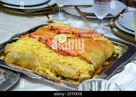 Torta marocchina ripiena di pesce o pollo, servita in occasione di matrimoni e occasioni marocchini Foto Stock