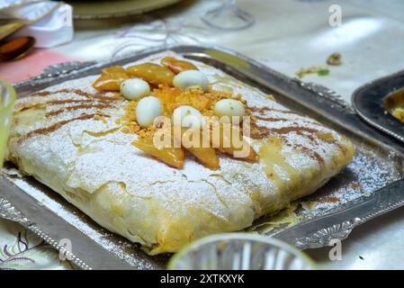 Torta marocchina ripiena di pesce o pollo, servita in occasione di matrimoni e occasioni marocchini Foto Stock