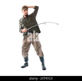 Pescatore emozionante con pesca con canna da pesca su sfondo bianco Foto Stock