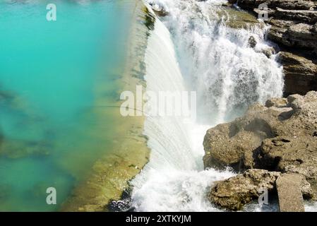 Vista dall'alto della cascata e delle acque turchesi del fiume. Colorato paesaggio primaverile nel canyon del fiume Cijevna vicino a Podgorica, Montenegro. Foto Stock